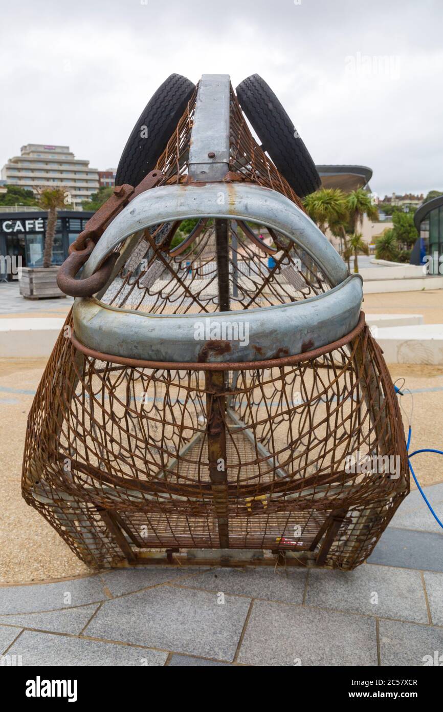 Bournemouth, Dorset, Royaume-Uni. 1er juillet 2020. Nellie le poisson, une sculpture de poisson métallique géant arrive à Bournemouth pour promouvoir le recyclage et le plastique à usage unique. 2 mètres de haut et fait de métal récupéré il encourage les visiteurs à recycler et à jeter leurs bouteilles en plastique et boîtes en métal en nourrissant Nellie. Des tonnes de déchets, y compris des bouteilles et des canettes en plastique, ont été laissées par les visiteurs sur la plage de Bournemouth la semaine dernière et ont dû être ramassés par des employés du conseil et des bénévoles. Crédit : Carolyn Jenkins/Alay Live News Banque D'Images