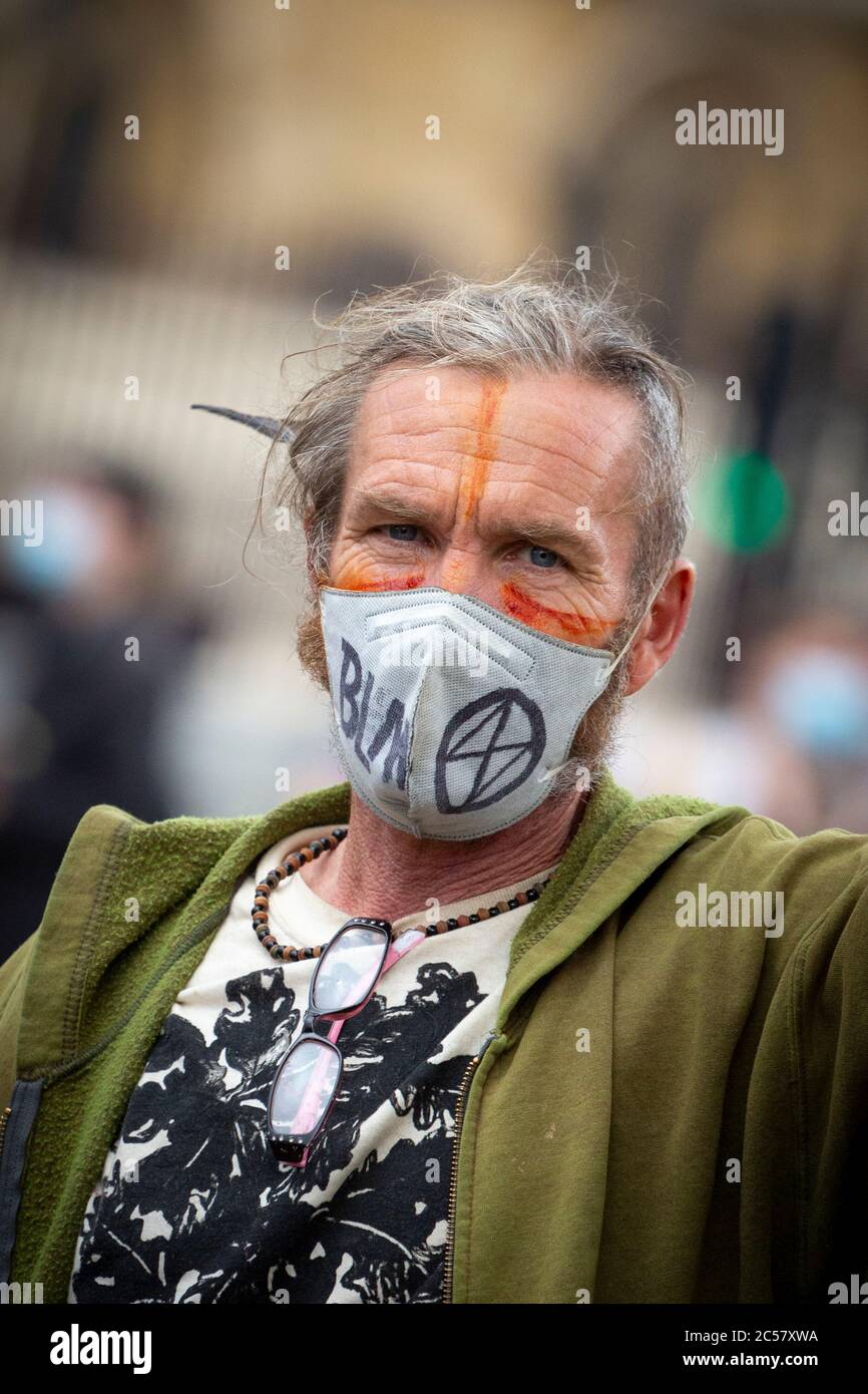 Portrait d'un manifestant masculin avec masque et peinture pour le visage, démonstration de Black Lives Matter, Parliament Square, Londres, 27 juin 2020 Banque D'Images