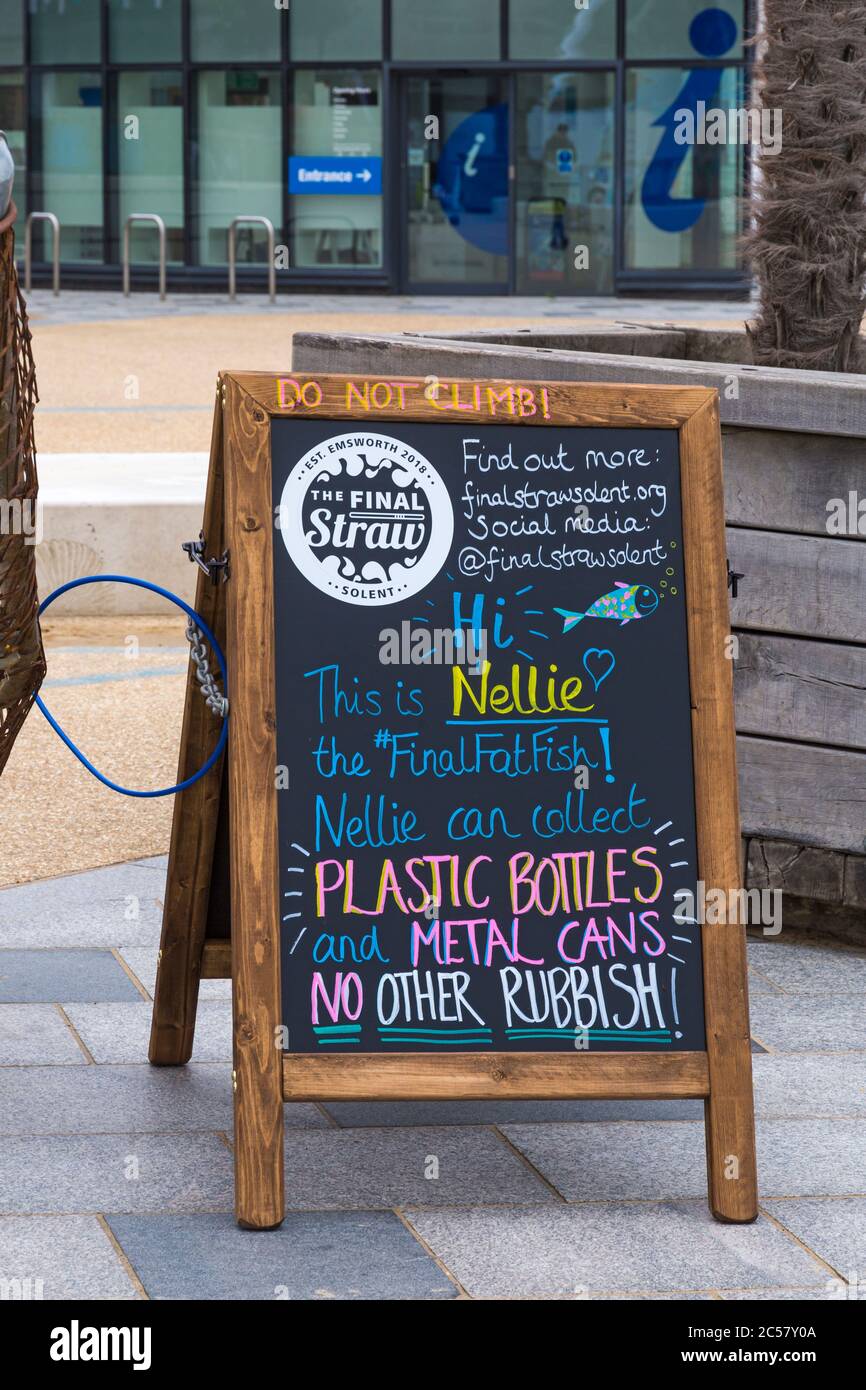 Bournemouth, Dorset, Royaume-Uni. 1er juillet 2020. Nellie le poisson, une sculpture de poisson métallique géant arrive à Bournemouth pour promouvoir le recyclage et le plastique à usage unique. 2 mètres de haut et fait de métal récupéré il encourage les visiteurs à recycler et à jeter leurs bouteilles en plastique et boîtes en métal en nourrissant Nellie. Des tonnes de déchets, y compris des bouteilles et des canettes en plastique, ont été laissées par les visiteurs sur la plage de Bournemouth la semaine dernière et ont dû être ramassés par des employés du conseil et des bénévoles. Crédit : Carolyn Jenkins/Alay Live News Banque D'Images