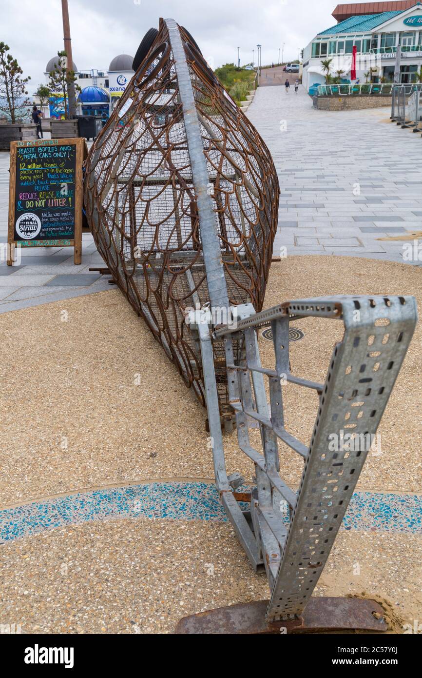 Bournemouth, Dorset, Royaume-Uni. 1er juillet 2020. Nellie le poisson, une sculpture de poisson métallique géant arrive à Bournemouth pour promouvoir le recyclage et le plastique à usage unique. 2 mètres de haut et fait de métal récupéré il encourage les visiteurs à recycler et à jeter leurs bouteilles en plastique et boîtes en métal en nourrissant Nellie. Des tonnes de déchets, y compris des bouteilles et des canettes en plastique, ont été laissées par les visiteurs sur la plage de Bournemouth la semaine dernière et ont dû être ramassés par des employés du conseil et des bénévoles. Crédit : Carolyn Jenkins/Alay Live News Banque D'Images