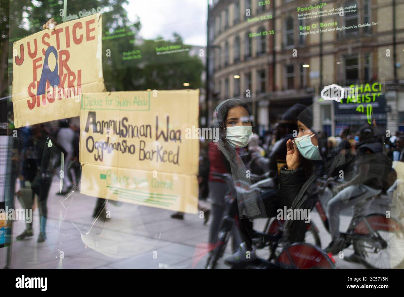 Les manifestants tiennent de nouveau la fenêtre du restaurant de restauration rapide, Black Lives Matter manifestation, Londres, 27 juin 2020 Banque D'Images