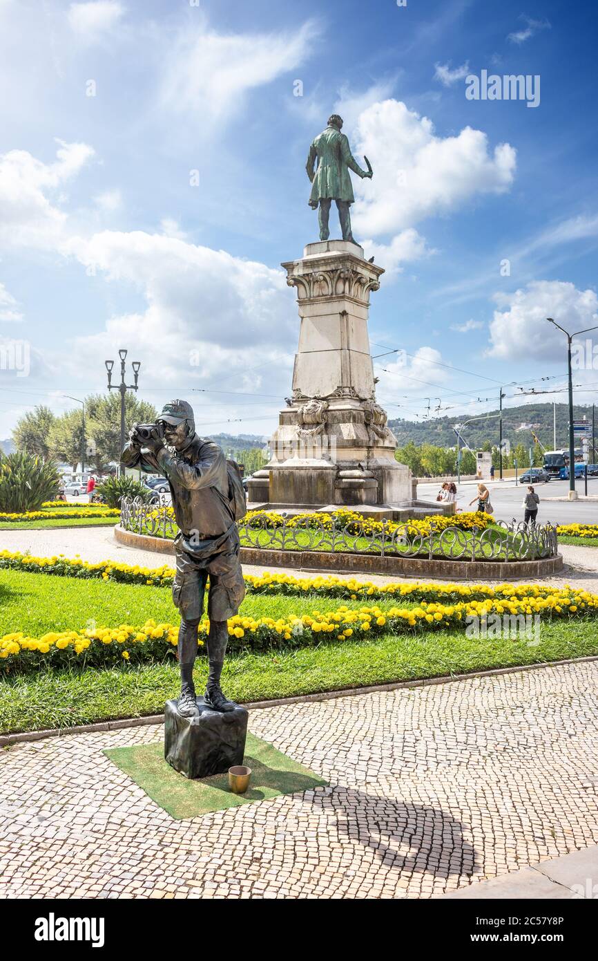 Coimbra, Portugal - 10 août 2019 : statue vivante le touriste à Largo da Portagem à Coimbra, Portugal. III exposition des statues vivantes de Coimbra. Banque D'Images