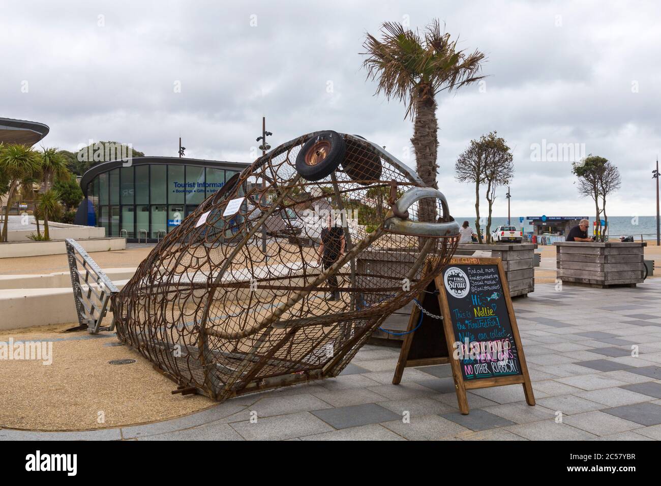Bournemouth, Dorset, Royaume-Uni. 1er juillet 2020. Nellie le poisson, une sculpture de poisson métallique géant arrive à Bournemouth pour promouvoir le recyclage et le plastique à usage unique. 2 mètres de haut et fait de métal récupéré il encourage les visiteurs à recycler et à jeter leurs bouteilles en plastique et boîtes en métal en nourrissant Nellie. Des tonnes de déchets, y compris des bouteilles et des canettes en plastique, ont été laissées par les visiteurs sur la plage de Bournemouth la semaine dernière et ont dû être ramassés par des employés du conseil et des bénévoles. Crédit : Carolyn Jenkins/Alay Live News Banque D'Images