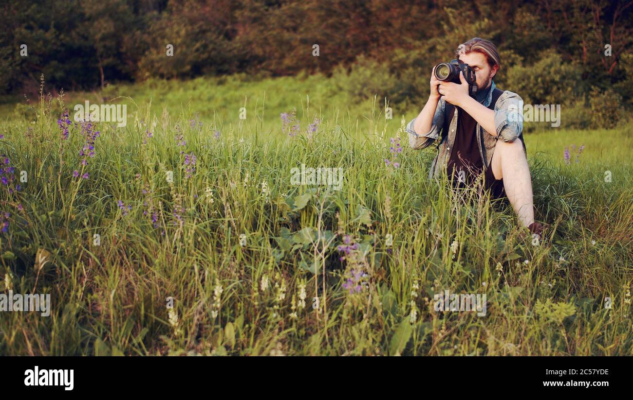 Photographe prenant des photos avec un reflex numérique Banque D'Images