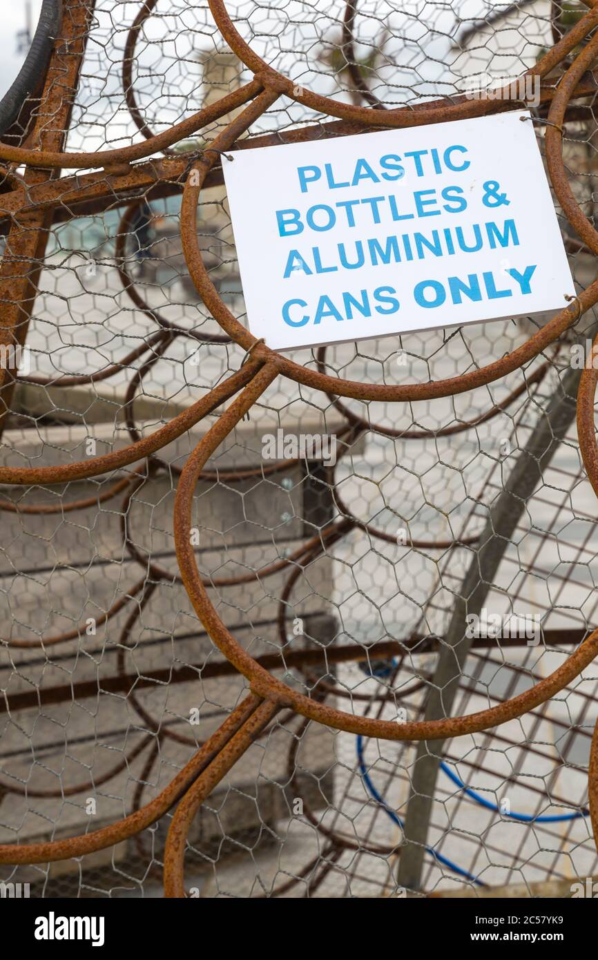 Bournemouth, Dorset, Royaume-Uni. 1er juillet 2020. Nellie le poisson, une sculpture de poisson métallique géant arrive à Bournemouth pour promouvoir le recyclage et le plastique à usage unique. 2 mètres de haut et fait de métal récupéré il encourage les visiteurs à recycler et à jeter leurs bouteilles en plastique et boîtes en métal en nourrissant Nellie. Des tonnes de déchets, y compris des bouteilles et des canettes en plastique, ont été laissées par les visiteurs sur la plage de Bournemouth la semaine dernière et ont dû être ramassés par des employés du conseil et des bénévoles. Crédit : Carolyn Jenkins/Alay Live News Banque D'Images