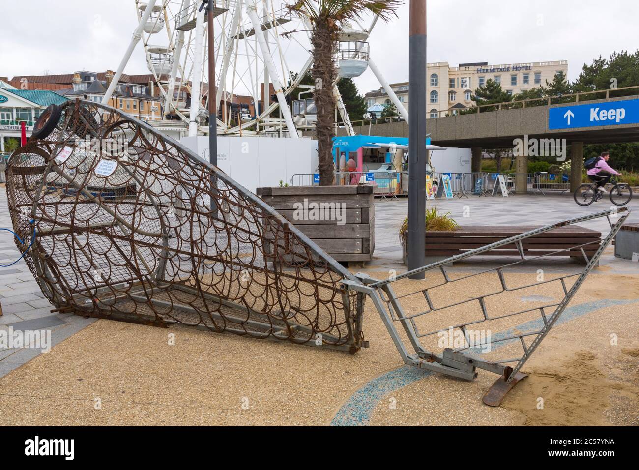 Bournemouth, Dorset, Royaume-Uni. 1er juillet 2020. Nellie le poisson, une sculpture de poisson métallique géant arrive à Bournemouth pour promouvoir le recyclage et le plastique à usage unique. 2 mètres de haut et fait de métal récupéré il encourage les visiteurs à recycler et à jeter leurs bouteilles en plastique et boîtes en métal en nourrissant Nellie. Des tonnes de déchets, y compris des bouteilles et des canettes en plastique, ont été laissées par les visiteurs sur la plage de Bournemouth la semaine dernière et ont dû être ramassés par des employés du conseil et des bénévoles. Crédit : Carolyn Jenkins/Alay Live News Banque D'Images
