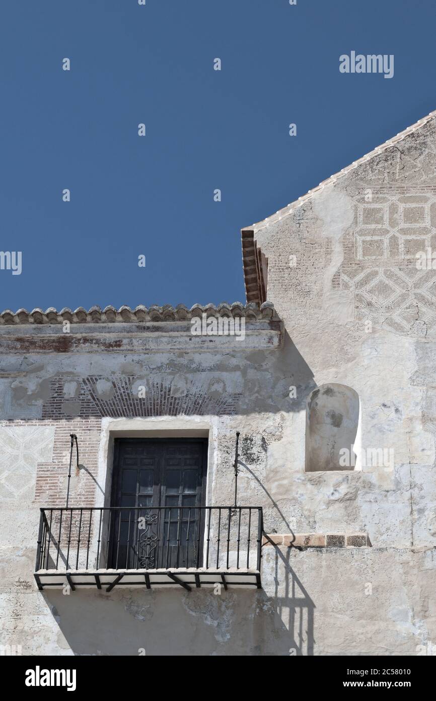 Le beau village espagnol de Frigiliana, en Andalousie, Costa del sol.vue sur le bâtiment El Ingenio. Un balcon Juliette et un espace de copie bleu ciel. Banque D'Images