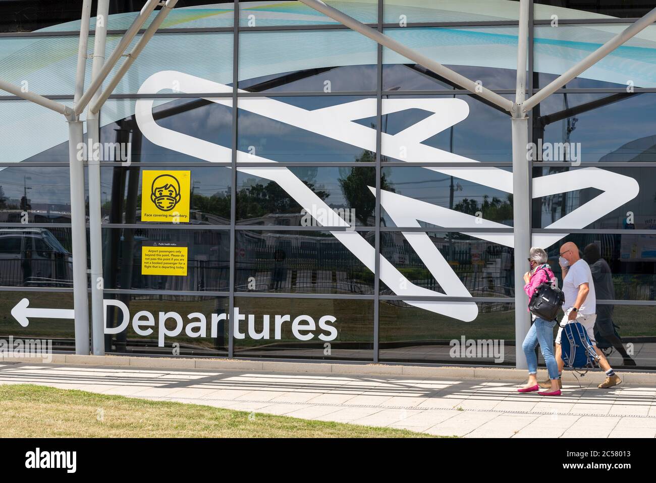 Aéroport de Londres Southend, Essex, Royaume-Uni. 1er juillet 2020. Le vol Ryanair FR2190 doit partir à 13 h 15 à Malaga sur la Costa del sol en Espagne depuis l'aéroport régional de Southend on Sea, leur premier vol passager régulier depuis cet aéroport depuis la mise à l'arrêt du coronavirus COVID-19 début mars, alors que les aéroports britanniques commencent à rouvrir. Les passagers arrivant pour le vol ont dû se conformer à des directives strictes lors de leur entrée dans le terminal de l'aéroport, qui comprend le port de masques et devra le faire pour le vol et l'arrivée en Espagne Banque D'Images