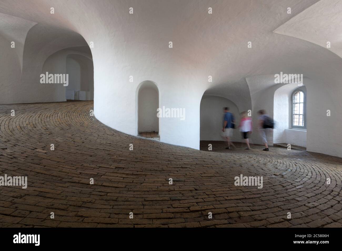 Rundearn (tour ronde), construit en 1642 par Christian 4th comme observatoire. Rampe en spirale pavée Banque D'Images