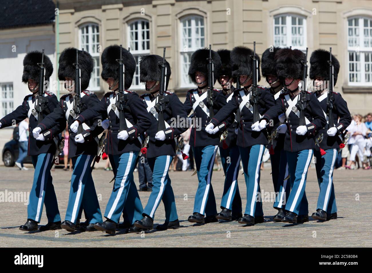 Palais Amalienborg. Remplacement des gardes de vie royaux danois Banque D'Images