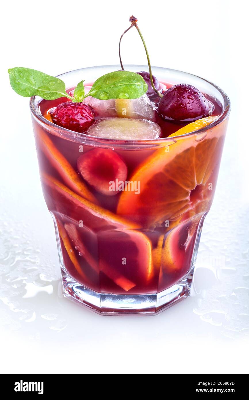 Sangria au vin rouge ou punch avec agrumes et glace avec divers fruits et menthe sur fond blanc Banque D'Images