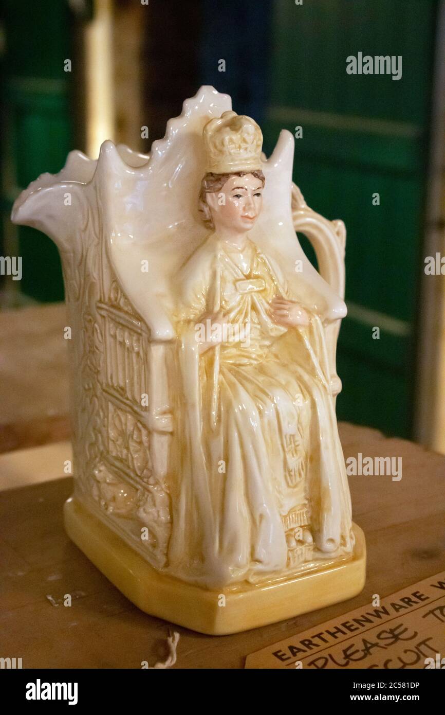 Figurine commémorative en céramique de la reine Elizabeth la deuxième sur son trône de couronnement Banque D'Images