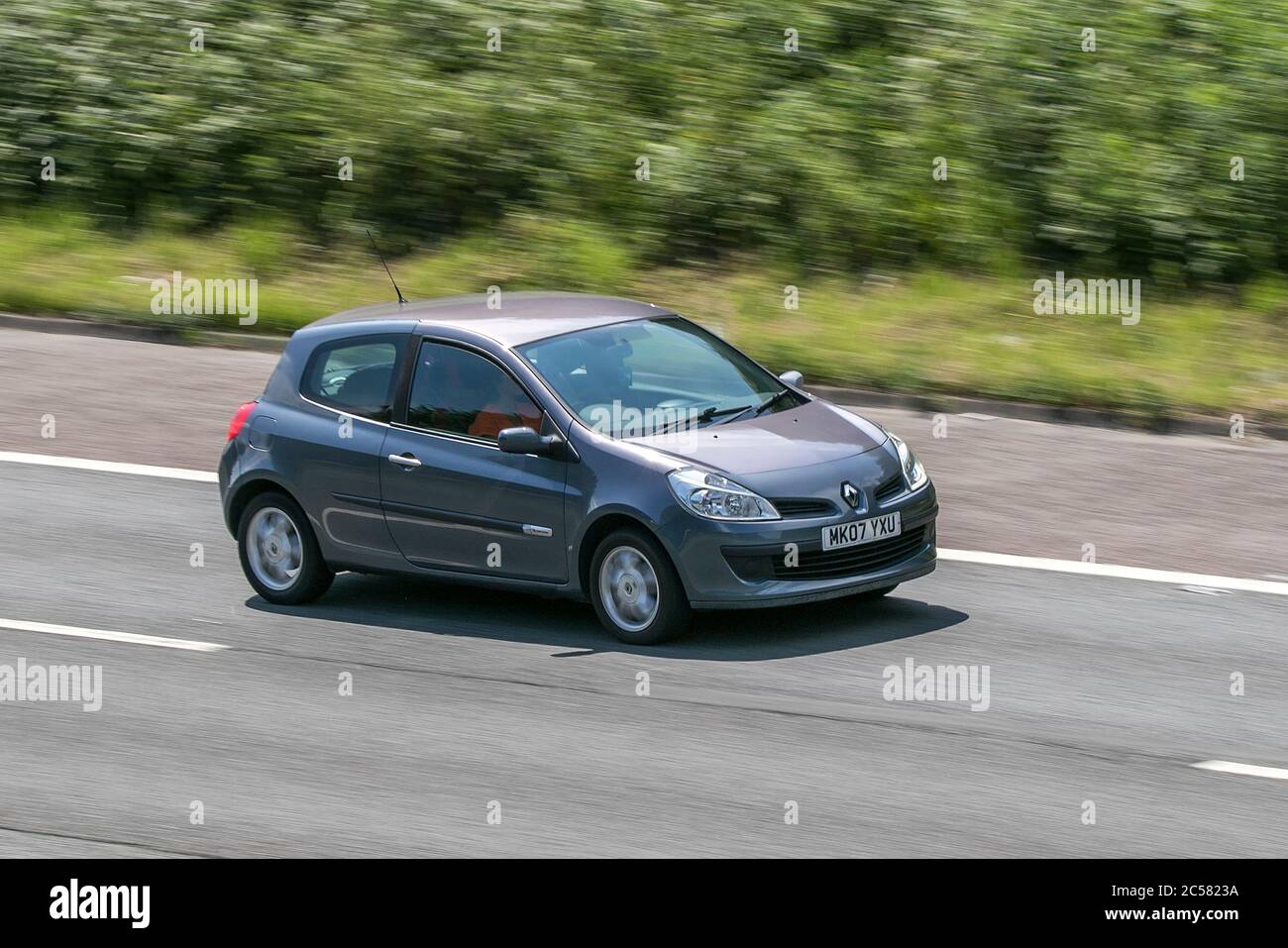 2007 Renault Clio RIP Curl 16V Blue car essence conduite sur l'autoroute M6 près de Preston à Lancashire, Royaume-Uni Banque D'Images