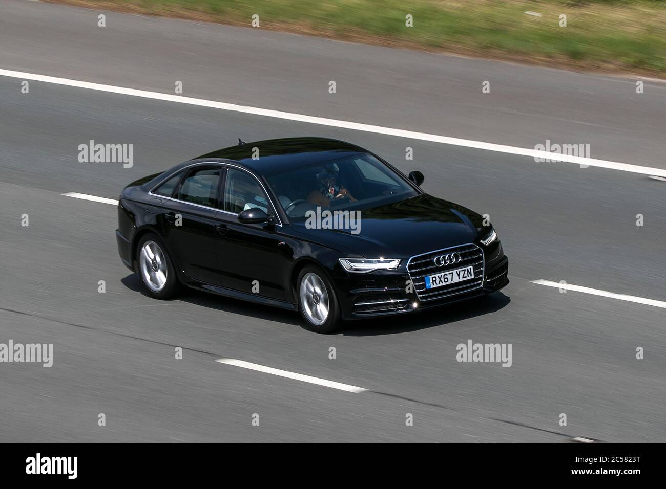 Voiture noire 2017 Audi A6 S Line TDI Ultra Diesel conduite sur l'autoroute M6 près de Preston à Lancashire, Royaume-Uni Banque D'Images