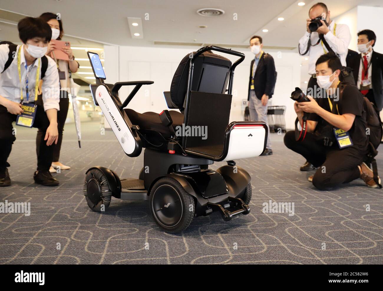 Tokyo, Japon. 1er juillet 2020. Japan Airlines (JAL) affiche un véhicule électrique personnel autonome « WHILL » dans un terminal de l'aéroport Haneda de Tokyo le mercredi 1er juillet 2020. JAL et le terminal de l'aéroport du Japon ont lancé le premier service de transport autonome au monde pour les personnes âgées et handicapées entre la gare et la porte d'embarquement avec trois VÉHICULES WHILL. Crédit: Yoshio Tsunoda/AFLO/Alay Live News Banque D'Images