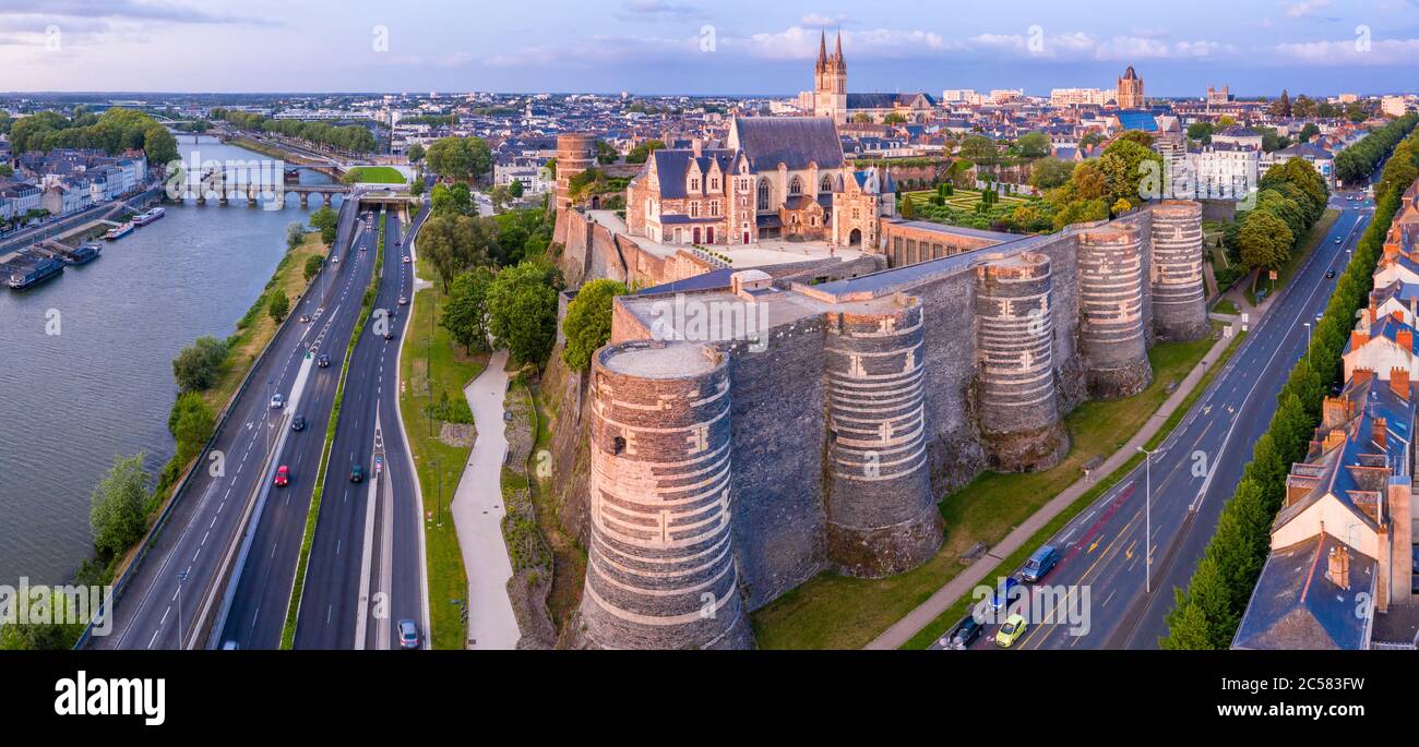 France, Maine et Loire, Angers, le Château d'Angers et le Maine (vue aérienne) // France, Maine-et-Loire (49), Angers, château d'Angers ou chu Banque D'Images