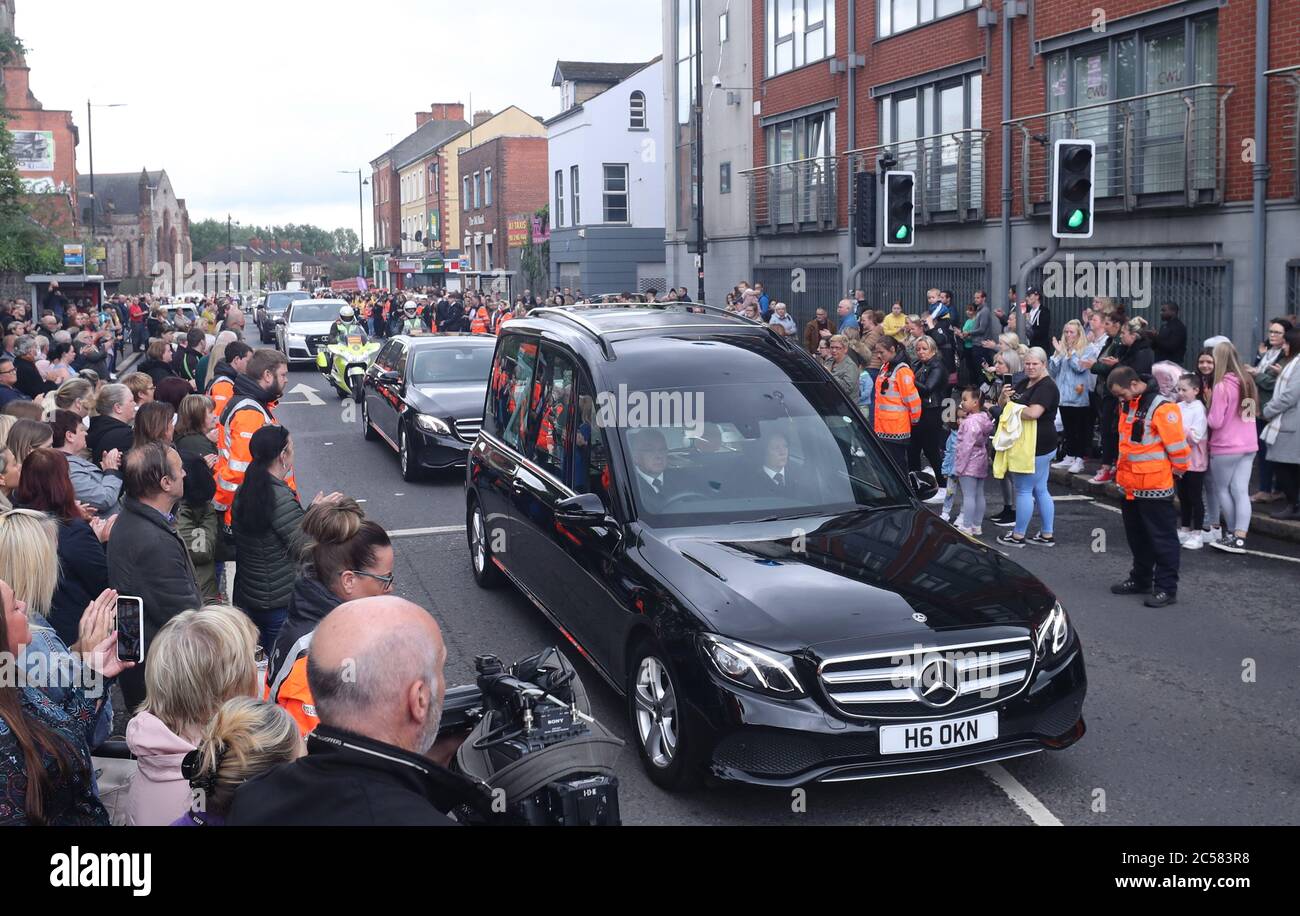 Les gens bordent les rues alors que le cortège funéraire de Noah Donohoe entre au Saint Malachy's College de Belfast, où l'adolescent est allé à l'école, après son service funéraire privé à l'église Saint Patrick. Banque D'Images