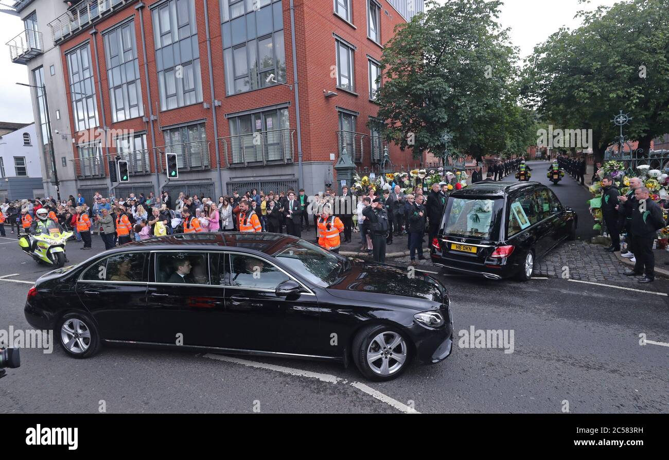 Les gens bordent les rues alors que le cortège funéraire de Noah Donohoe entre au Collège Saint MalachyÕs à Belfast où l'adolescent est allé à l'école, après son service funéraire privé à l'église Saint Patrick. Banque D'Images