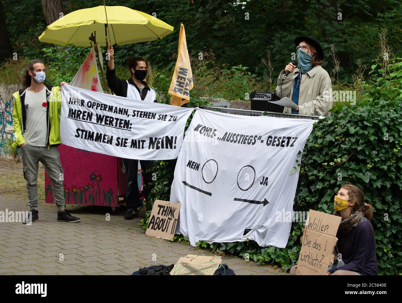 01 juillet 2020, Basse-Saxe, Göttingen: Les militants du mouvement de protection de l'environnement 'extinction Rebellion' (XR) sont debout avec des affiches de protestation disant 'r Oppermanence, tenez par vos valeurs: Vote non!'. (l) et 'charbon-'sortie'-loi' devant le bureau de l'association de la ville SPD. Les activistes accusent la coalition CDU-SPD d'avoir stipulé que la production d'électricité à partir de lignite nuisible au climat doit être fixée pour 18 ans de plus. Photo: Swen Pförtner/dpa Banque D'Images