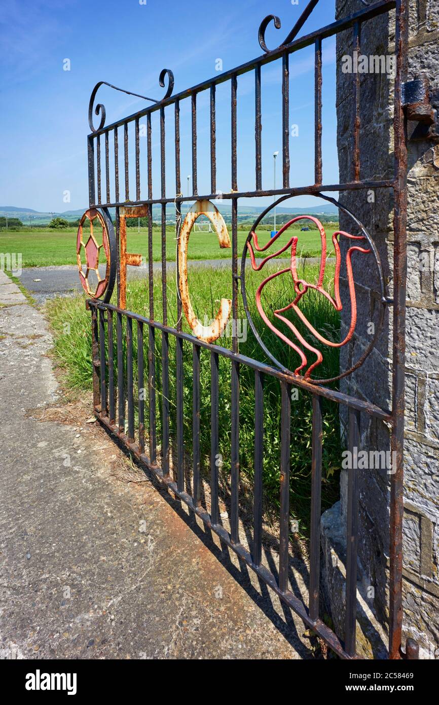 Porte en fer au terrain du club de football de Castletown, île de Man Banque D'Images