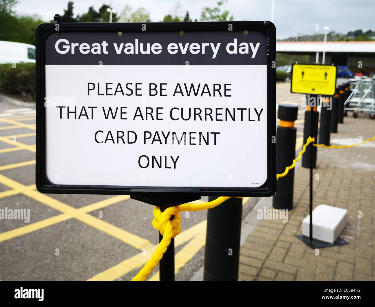 Affiche informant les clients du paiement par carte uniquement et de l'absence d'achat en espèces autorisé – pour des raisons de sécurité et de distance à mesure que les magasins ouvrent à nouveau pendant la pandémie Banque D'Images