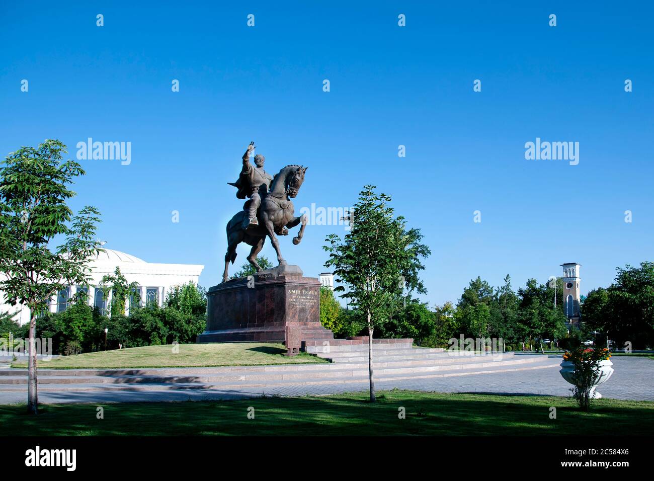 Le monument à Amir Timur à Tachkent dans un cadre de verdure. Place Amir Timur à Tachkent. Monument à Amir Timur. Banque D'Images