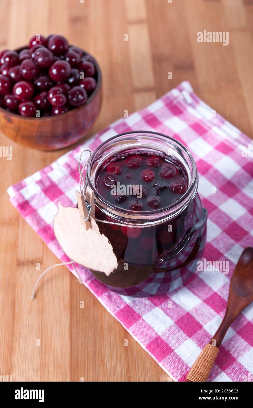 Confiture de cerises pour le petit déjeuner. Confiture de cuisine en été. Cuisson, conservation des baies. Banque D'Images