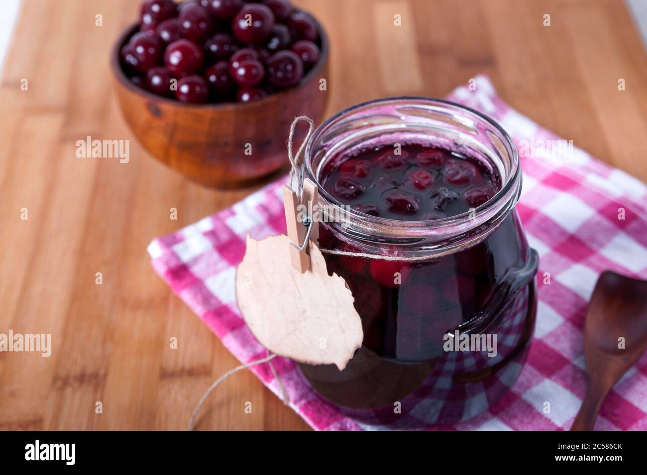 Confiture de cerises pour le petit déjeuner. Confiture de cuisine en été. Cuisson, conservation des baies. Banque D'Images