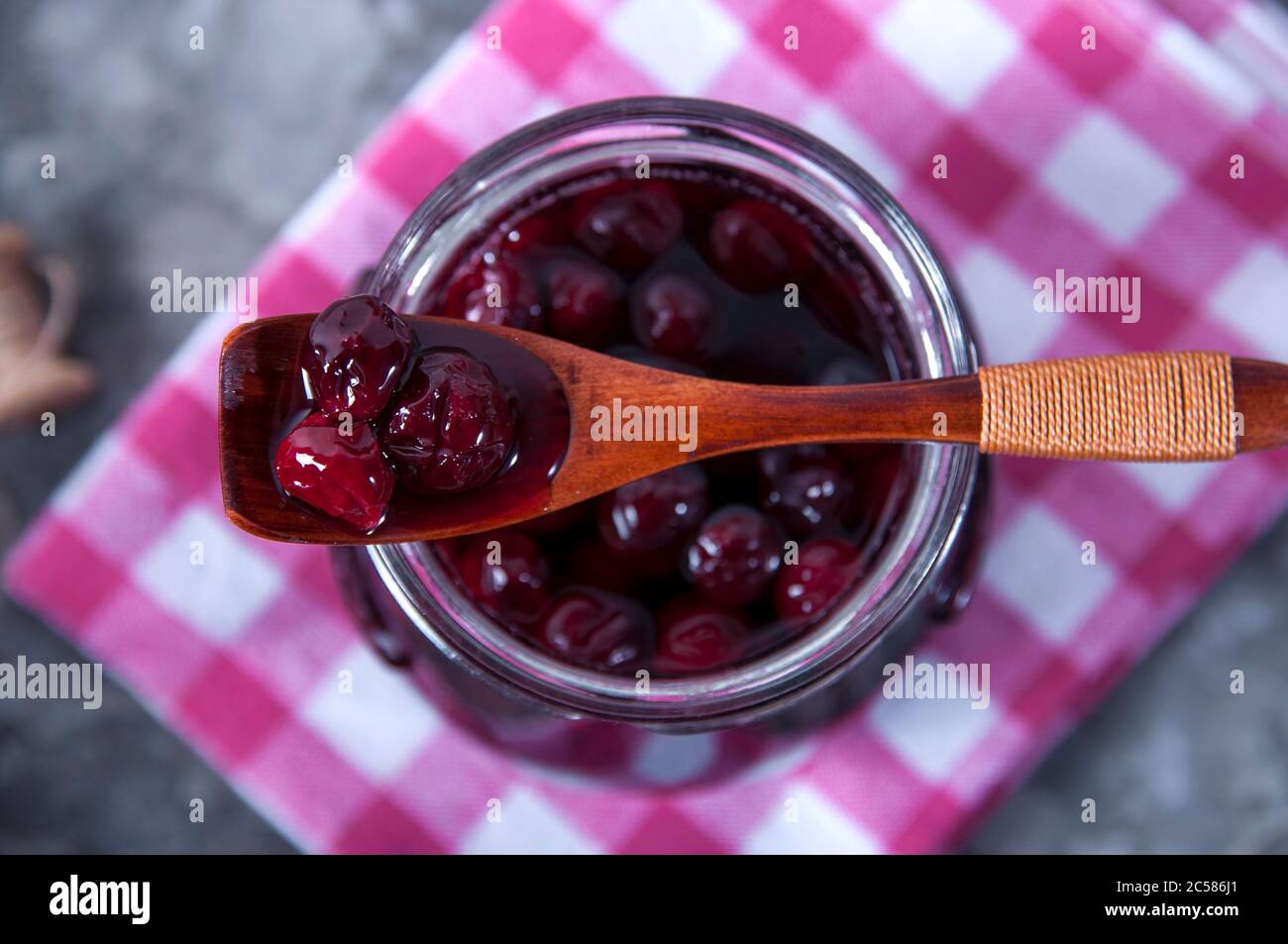Confiture de cerises pour le petit déjeuner. Confiture de cuisine en été. Cuisson, conservation des baies. Banque D'Images