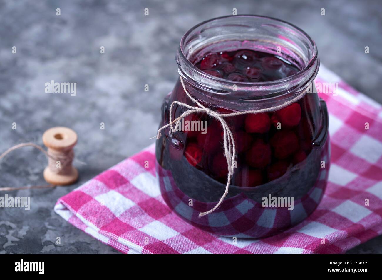 Confiture de cerises pour le petit déjeuner. Confiture de cuisine en été. Cuisson, conservation des baies. Banque D'Images