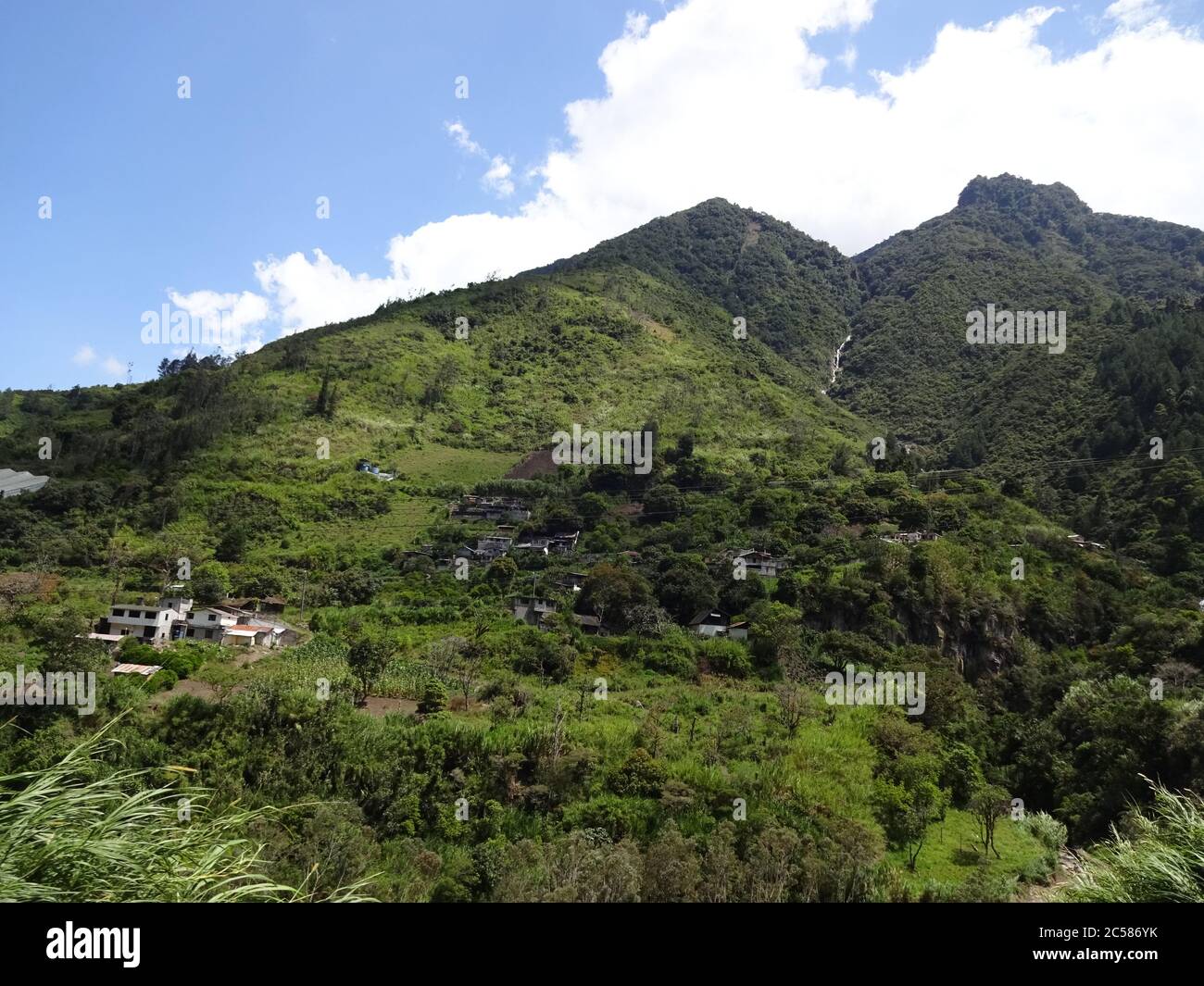 Superbes montagnes à Banos et la célèbre « maison des arbres ». Casa de Arbol, Equateur Banque D'Images