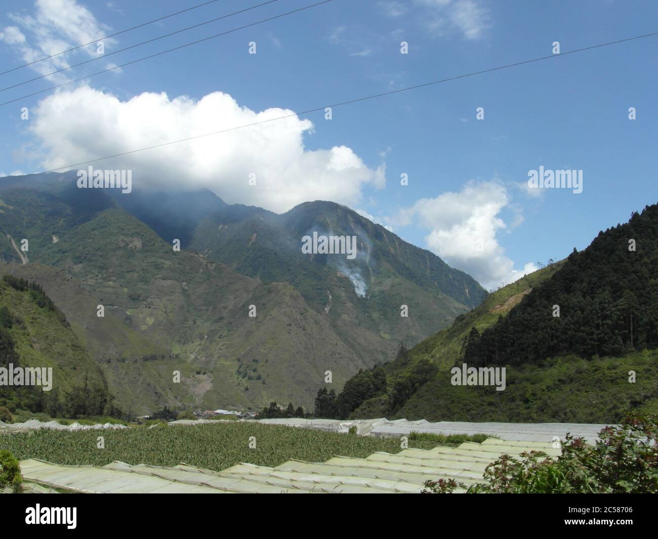 Superbes montagnes à Banos et la célèbre « maison des arbres ». Casa de Arbol, Equateur Banque D'Images