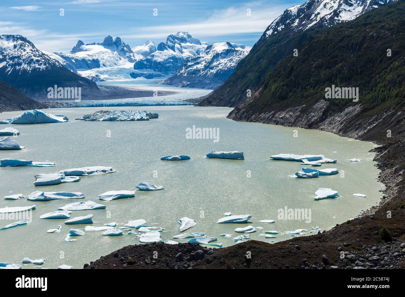 Lac glaciaire avec de petits icebergs flottant, parc national de Laguna San Rafael, région d'Aysen, Patagonie, Chili Banque D'Images