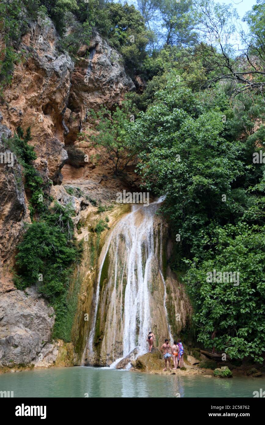 Touristes sous la cascade de Cascade des Carmes ou Carmes dans le Vallon des Carmes ou la Réserve naturelle de la Vallée des Carmes Barjols Var Provence France Banque D'Images