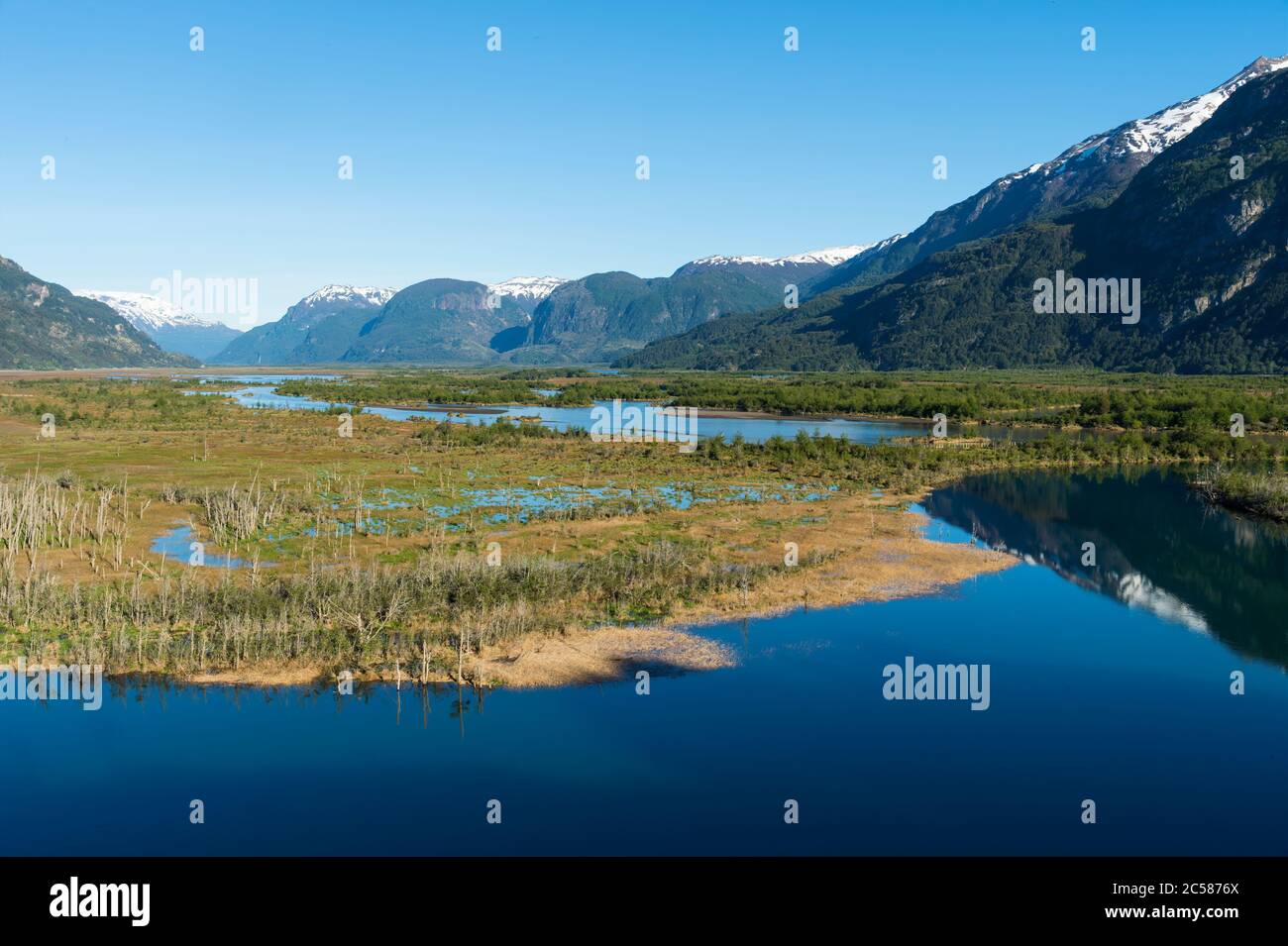 Chaîne de montagnes Castillo et vallée de la rivière Ibanez vue depuis la route panaméricaine, région d'Aysen, Patagonie, Chili Banque D'Images
