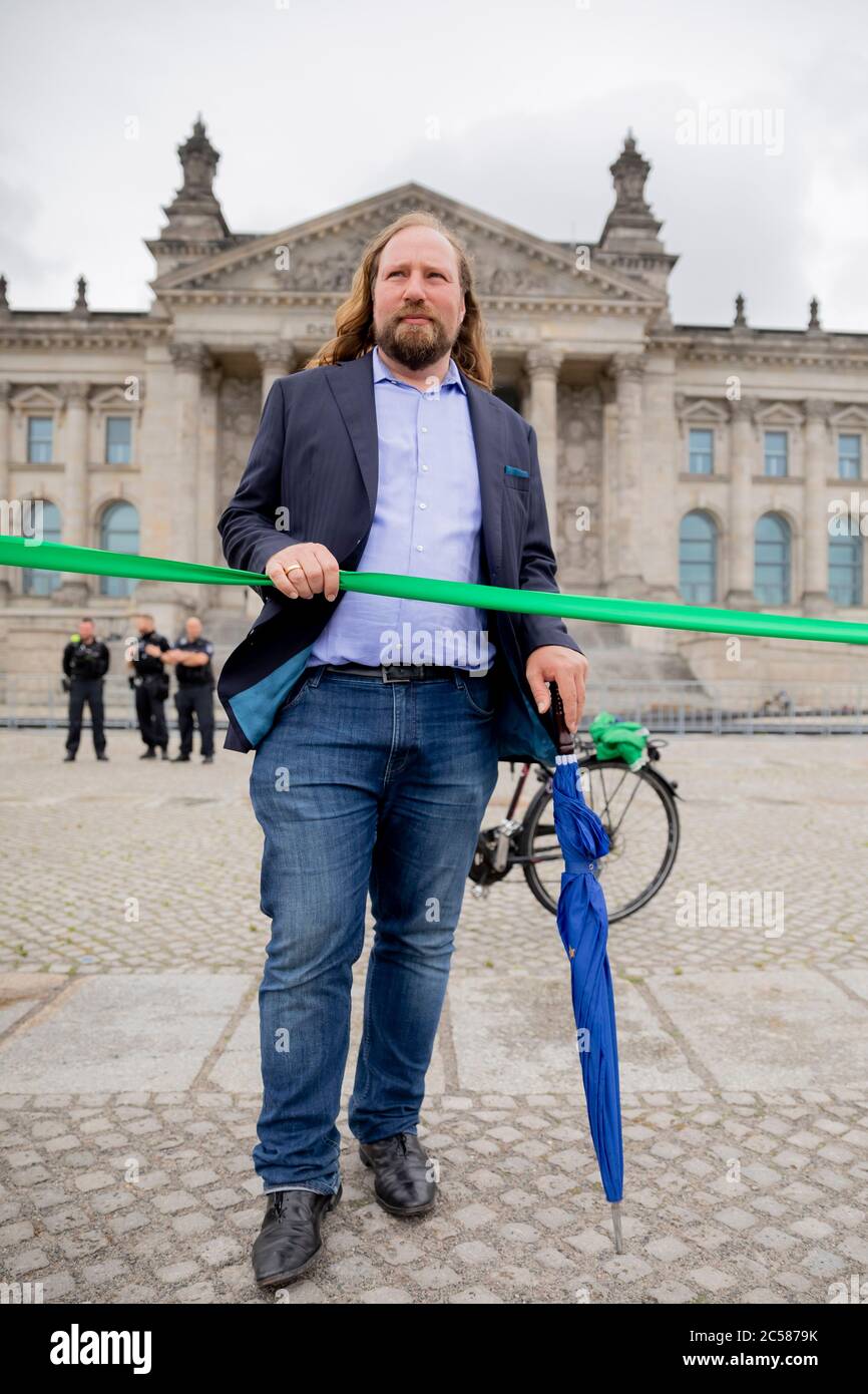 Berlin, Allemagne. 1er juillet 2020. Anton Hofreiter, dirigeant du groupe parlementaire Bündnis 90/Die Grünen, se dresse derrière un ruban vert devant le bâtiment Reichstag dans la campagne 'Band für ein grünes Europa'. Dans l'action des groupes de travail européens du Parti Vert, un ruban vert a été étiré de la Chancellerie fédérale à la Maison européenne sur Pariser Platz. À partir de 01.07. L'Allemagne prendra la présidence du Conseil de l'UE sous la devise "ensemble. Rendre l'Europe forte à nouveau ». Credit: Christoph Soeder/dpa/Alay Live News Banque D'Images