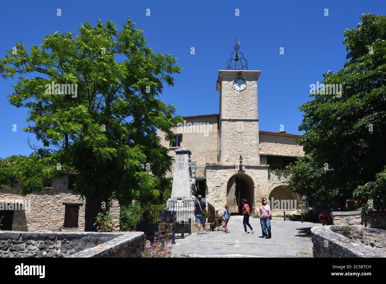Touristes et Tour de l'horloge dans le village historique perché de Lurs Alpes-de-haute-Provence Provence Provence France Banque D'Images