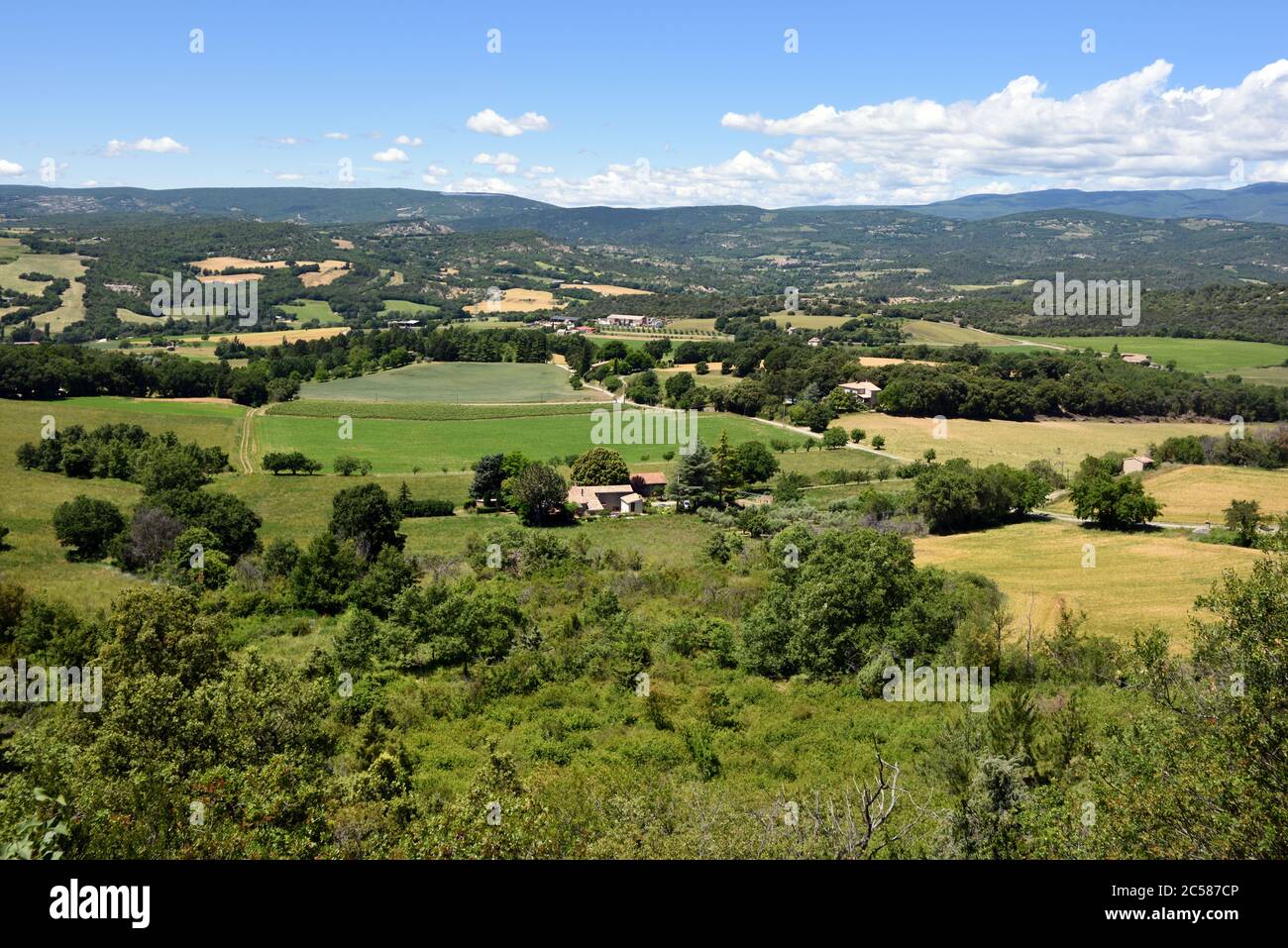 Vue sur le paysage d'été et, à droite, la montagne de Lure, depuis le village perché Alpes-de-haute-Provence Provence Provence France Banque D'Images