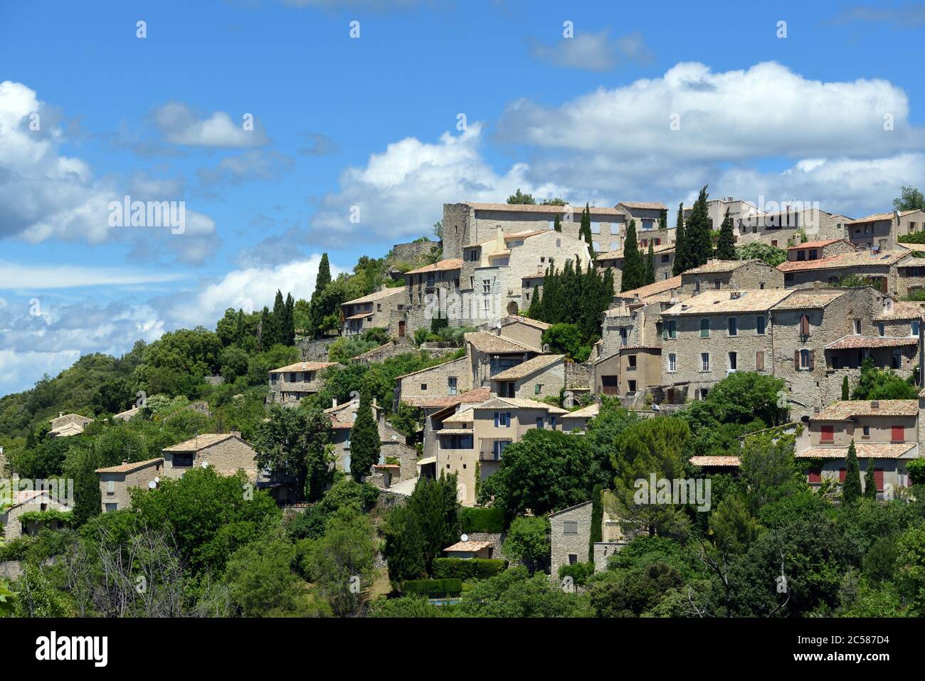 Vue sur le village perché de Lurs dans les Alpes-de-haute-Provence Provence France Banque D'Images