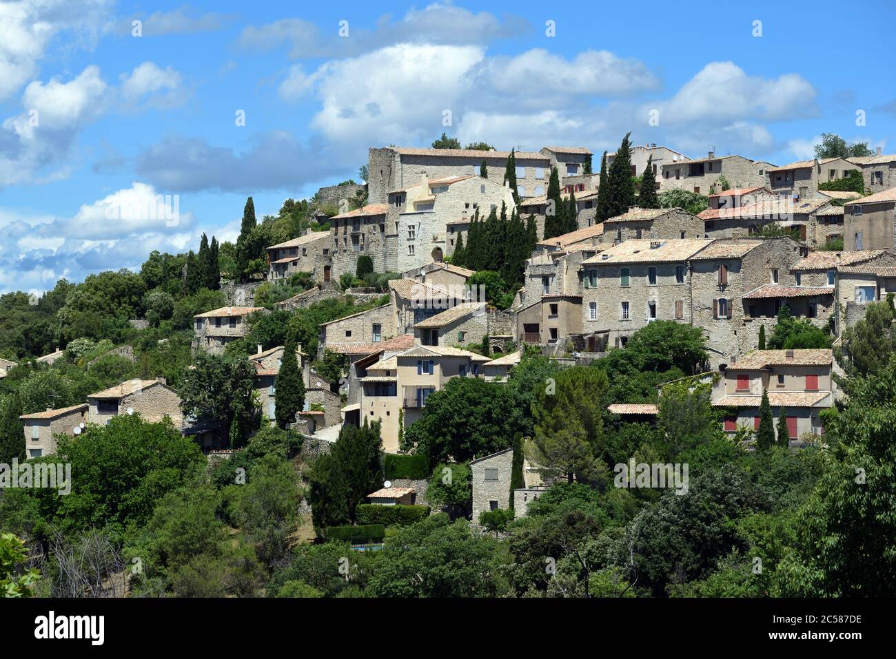 Vue sur le village perché de Lurs dans les Alpes-de-haute-Provence Provence France Banque D'Images