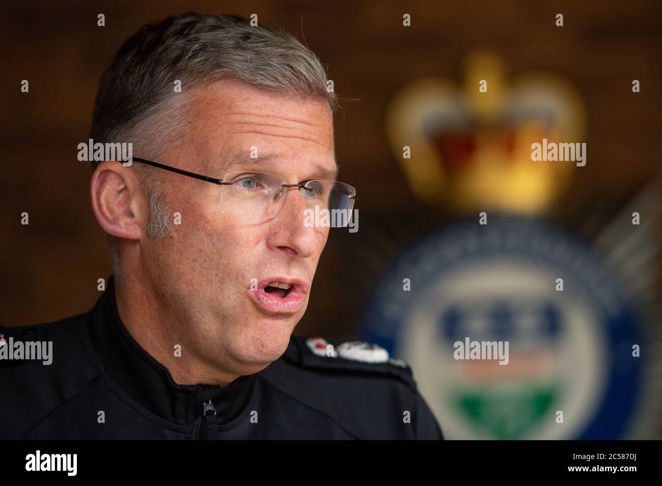 Le chef de police de Leicestershire Simon Cole s'adresse aux médias à l'extérieur du siège de la police de Leicestershire à Leicester, où un confinement local a été imposé à la suite d'une augmentation des cas de coronavirus dans la ville. Banque D'Images