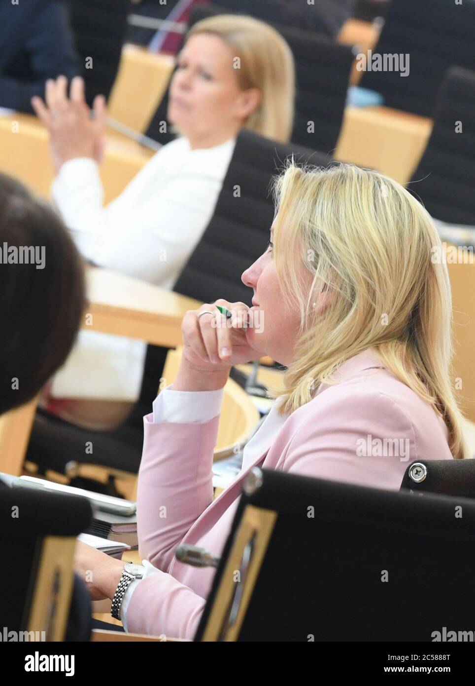 Wiesbaden, Allemagne. 30 juin 2020. Les deux chefs de faction Nancy Faeser (SPD, l) et Ines Claus (CDU) sont assis à leur place pendant la session plénière du Parlement de l'État de Hesse. Il y a un conflit entre la coalition noir-vert et l'opposition sur les avoirs spéciaux de Corona. Crédit : Arne Dedert/dpa/Alay Live News Banque D'Images