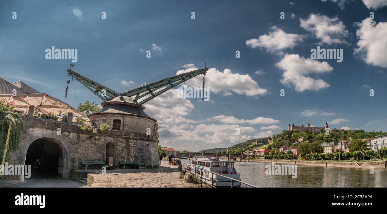 Ancienne grue d'époque dans le port de Wurzburg, sur la rivière main, en Allemagne Banque D'Images