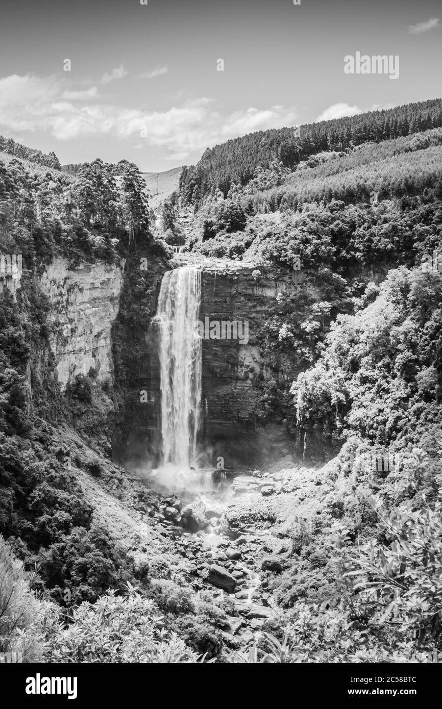 Vue sur une grande cascade et rivière, entourée d'une végétation luxuriante et de montagnes, Pietermaritzburg, Afrique du Sud Banque D'Images