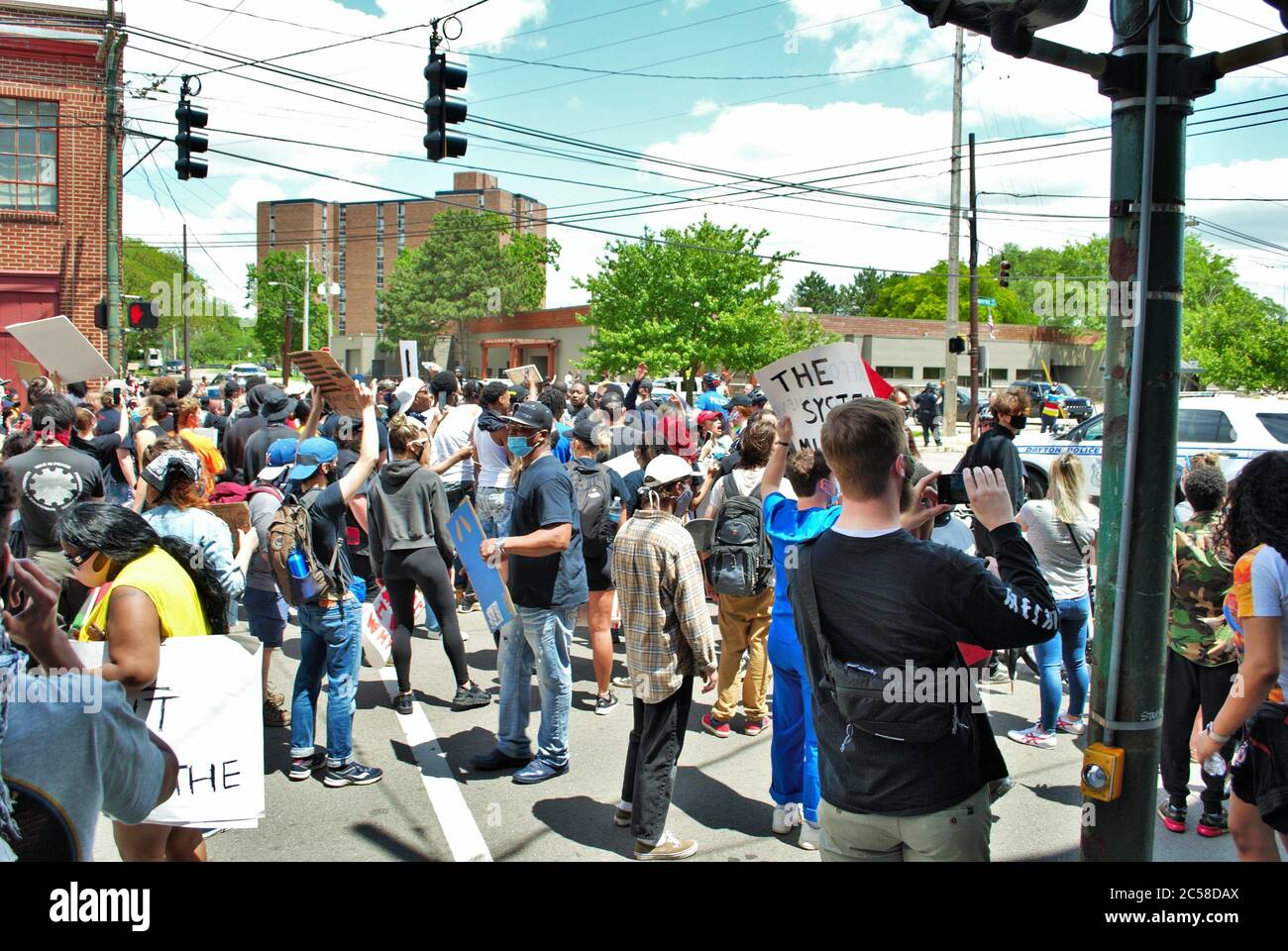 Dayton, Ohio, États-Unis 05/30/2020 des manifestants lors d'un rassemblement de personnes noires défilent dans la rue en tenant des panneaux et en portant des masques Banque D'Images