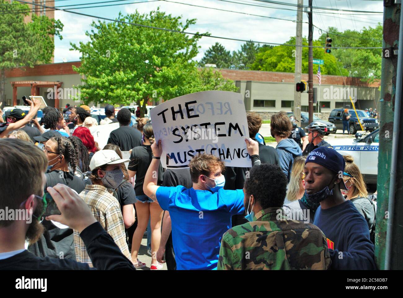 Dayton, Ohio, États-Unis 05/30/2020 des manifestants lors d'un rassemblement de personnes noires défilent dans la rue en tenant des panneaux et en portant des masques Banque D'Images