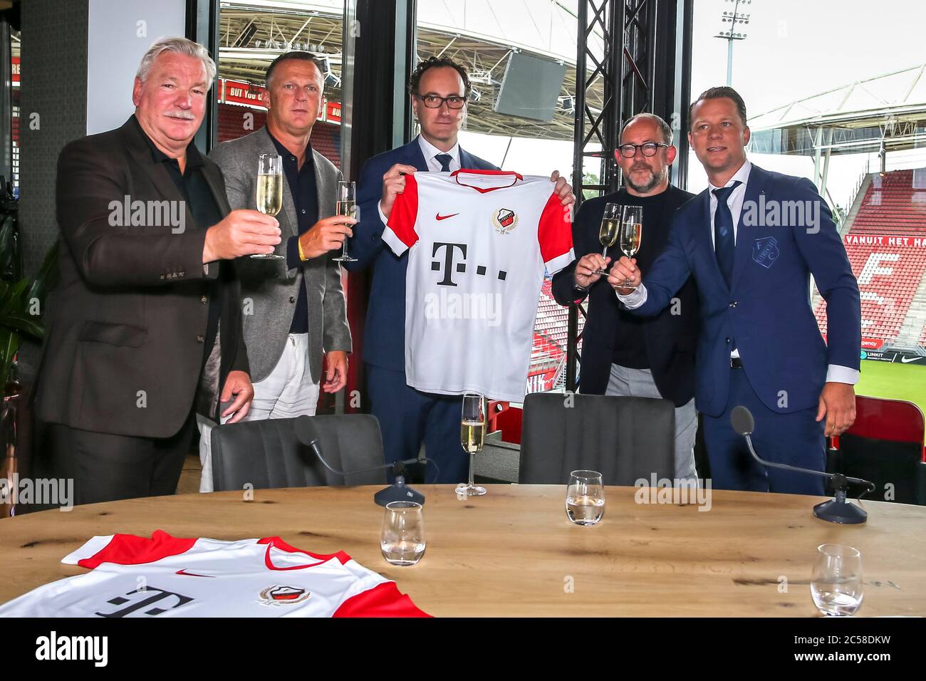 UTRECHT, 01-07-2020, Stadion Galgenwaard Eredivisie, football néerlandais, saison 2020/2021, aujourd'hui le FC Utrecht considère son anniversaire de naissance. À midi, il y a une émission de télévision en direct du Galgenwaard. Le présentateur Kees Jansma et son cocarkick Hans Kraay jr. Reçu, entre autres, le propriétaire Frans van Seumeren, l'entraîneur John van den Brom, le capitaine Willem Janssen, le directeur général Thijs van es et le directeur technique Jordy Zuidam. Le club présente également le nouveau logo de la chemise et de l'anniversaire. FC Utrecht staat vandaag uitgebreid stil bij haar verjaardag. OM 12.00 uur est er een live tv-uitzending vanuit de G. Banque D'Images