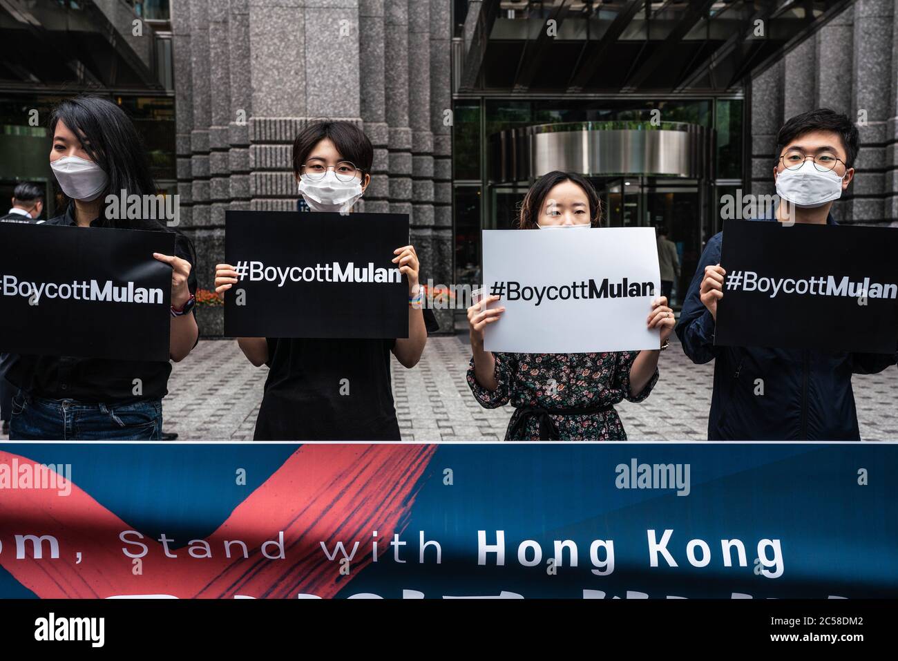 Séoul, Corée du Sud. 1er juillet 2020. Les partisans de la manifestation de Hong Kong tiennent des pancartes « boycott Mulan » et une bannière est vue en train de lire un stand avec Hong Kong pendant la manifestation.les manifestants se sont rassemblés pour appeler le boycott du film de Walt Disney Studios « mulan » et pour critiquer la loi nationale sur la sécurité du gouvernement chinois en dehors de la société Walt Disney en Corée. Crédit : SOPA Images Limited/Alamy Live News Banque D'Images