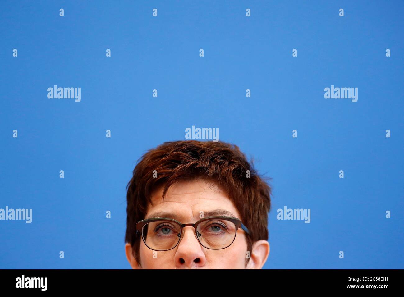 Berlin, Allemagne. 1er juillet 2020. Le ministre de la Défense Annegret Kramp-Karrenbauer (CDU) tient une conférence de presse sur la réforme du Commandement des Forces spéciales (KSK). Depuis 2017, la KSK fait les gros titres en raison de plusieurs cas d'extrémisme de droite. Un soldat présumé avait même un arsenal creusé. Le ministre de la Défense a donc eu un concept de réforme élaboré pour contrer les tendances extrémistes. Crédit: Fabrizio Bensch/Reuters-Pool/dpa/Alay Live News Banque D'Images