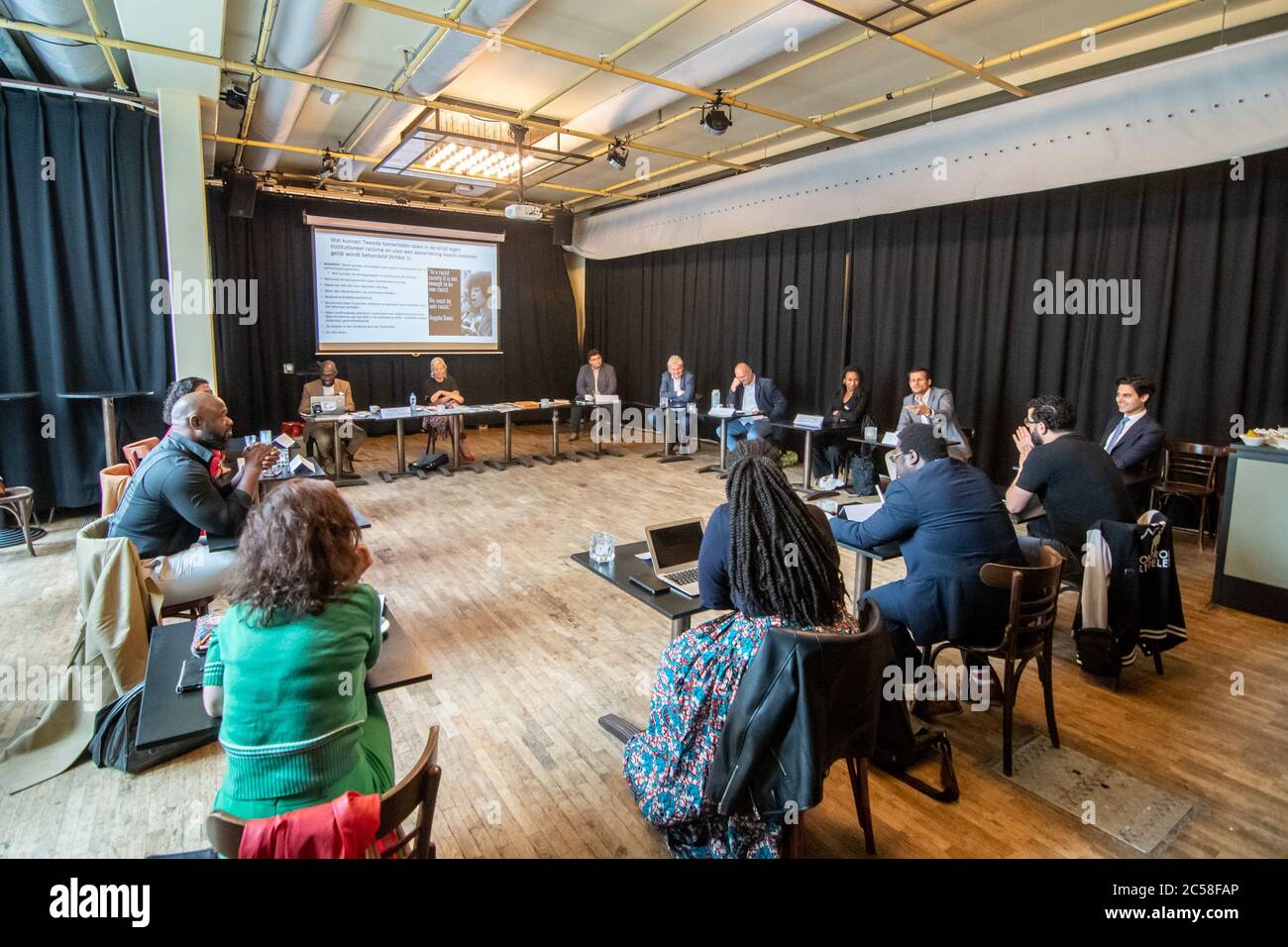 La Haye, pays-Bas. 1er juillet 2020. La Haye, 01-07-2020, des politiciens néerlandais en discussion avec Black Lives Matters (BLM) et Kick out Zwarte Piet (KOZP) dans le café Dudok de la Haye. Nederlandse politici in gesprek met BLM en KOZP dans le café Dudok à la Haye. Crédit : Pro Shots/Alamy Live News Banque D'Images